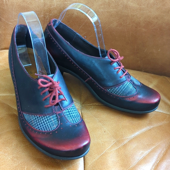 NAOT Feminine Oxfords - Picture 2 of 9